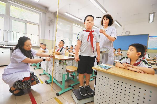 桌椅高度影响孩子视力 新学期别忘了给学生调桌椅高度